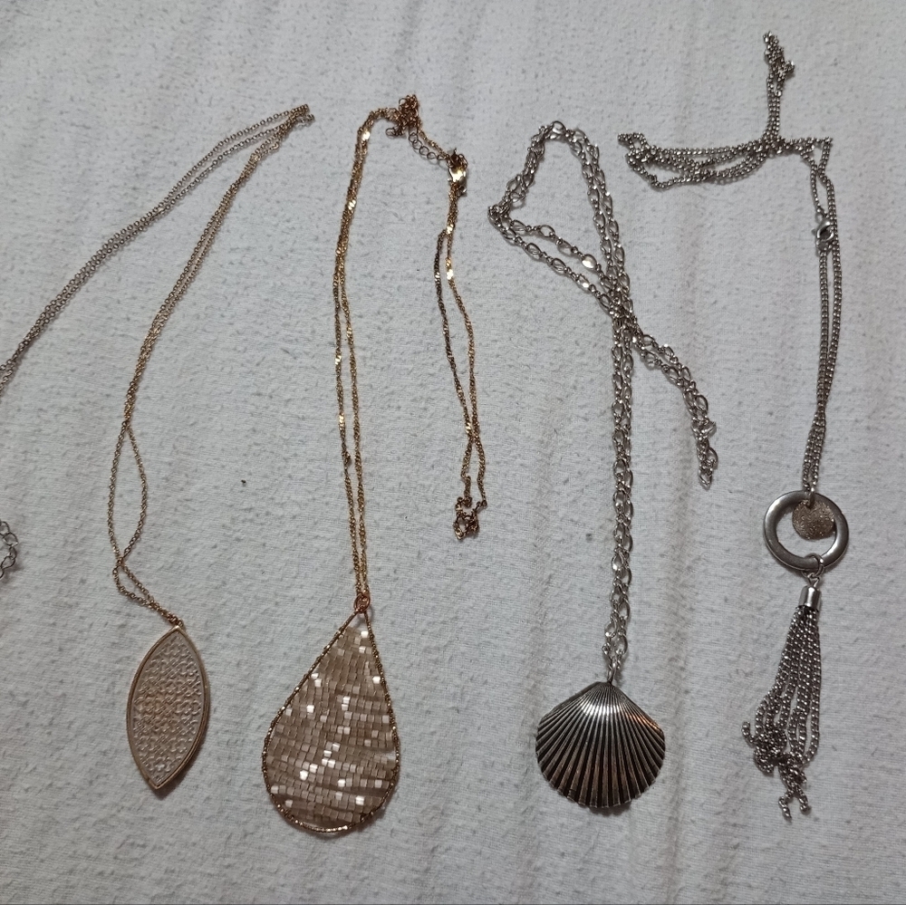 Lot of 4 nice quality costume jewelry necklaces (C018)